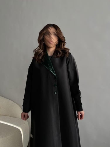 عباية سوداء بياقة خضراء من المخمل