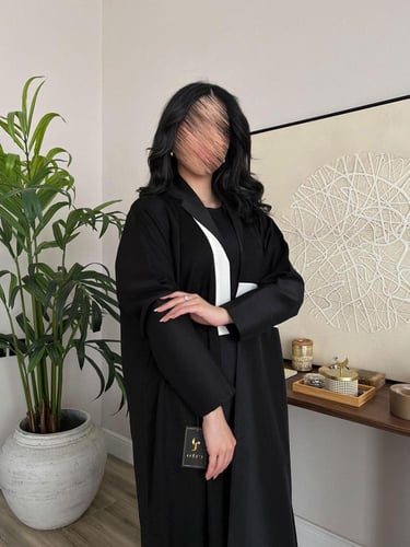 عباية سوداء بياقة بيضاء مميزة