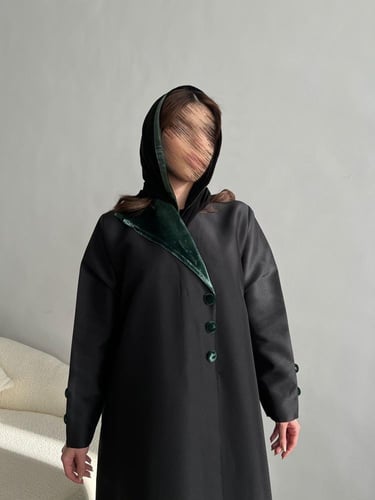 عباية سوداء بياقة خضراء من المخمل