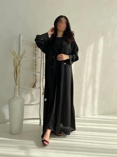 عباية بليزر قماش ناعم بأزرار ذهبية