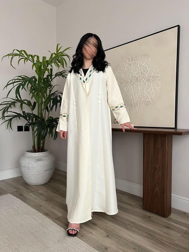 عباية بيضاء بتطريز يدوي