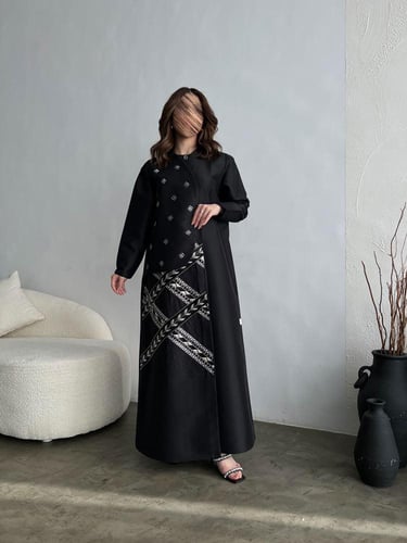 عباية سوداء فاخرة مع تدخيلات تطريز