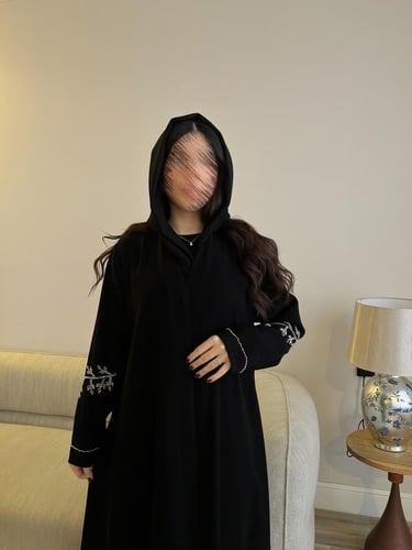 عباية بقماش كريب ملكي بتطريز شك ناعم