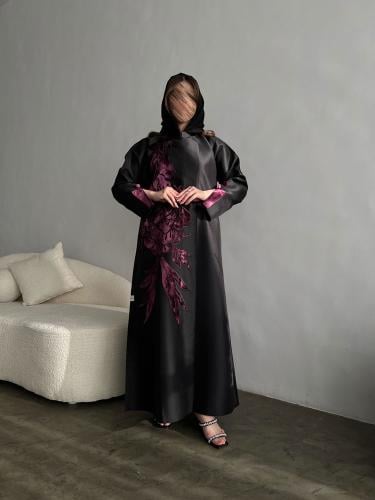 عباية سوداء بتطريز أرجواني عنابي