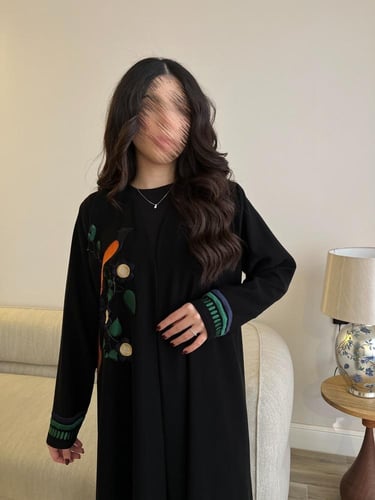 عباية بقماش كريب ملكي مع شك وتطريز طائر أنيق