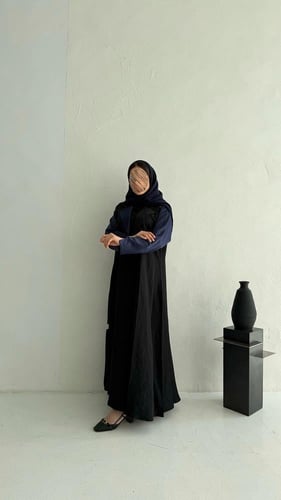 عباية أنيقة عملية لون اسود باللون الأزرق الداكن