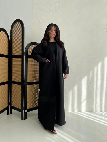 عباية قماش كوبرا مع تدخلات قماش الجاكار