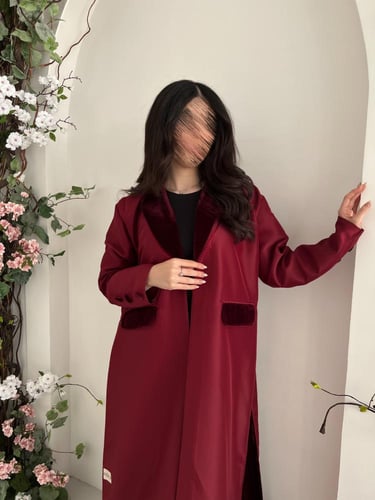 عباية بقماش تفتة (كوبرا ) بتطريز على الأكمام