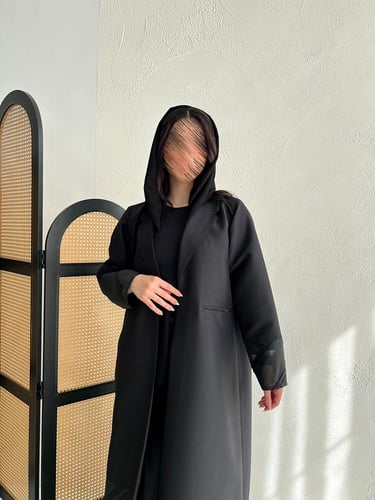 عباية قماش كوبرا مع تدخلات قماش الجاكار