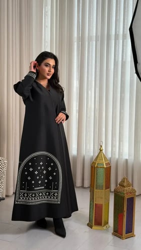 عباية بقماش تفتة كوبرا مزينة بتطريز بشكل قوس نجدي