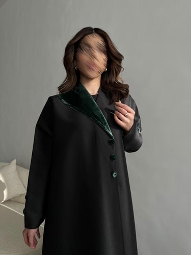 عباية سوداء بياقة خضراء من المخمل