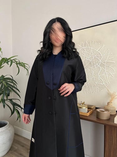 عباية سوداء بأكمام وياقة كحلية