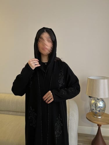 عباية بقماش كريب ملكي بتفاصيل شك كريستالي هندسي