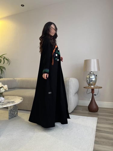 عباية بقماش كريب ملكي مع شك وتطريز طائر أنيق
