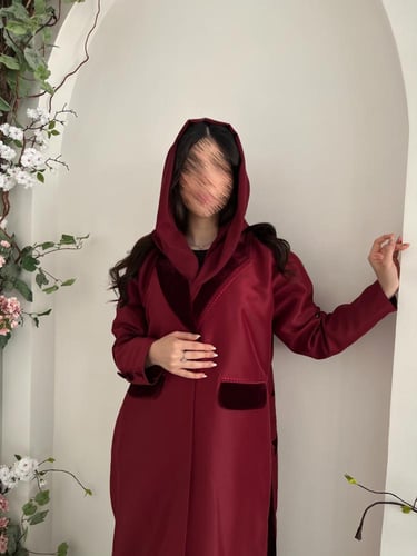 عباية بقماش تفتة (كوبرا ) بتطريز على الأكمام