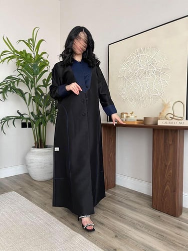 عباية سوداء بأكمام وياقة كحلية