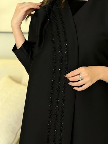 عباية سوداء فاخرة بتطريز خرزي ناعم