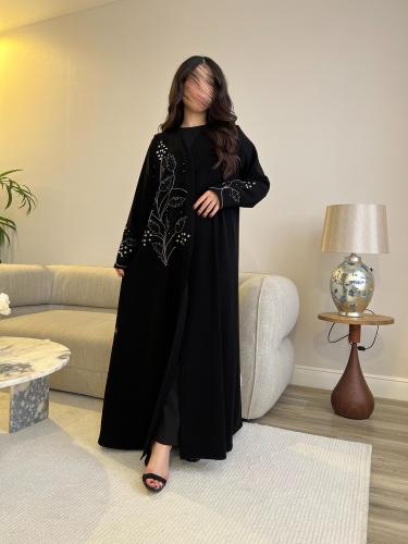 عباية بقماش كريب ملكي مع شك خرز بنقشة أوراق الشجر