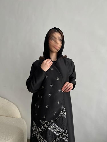 عباية سوداء فاخرة مع تدخيلات تطريز