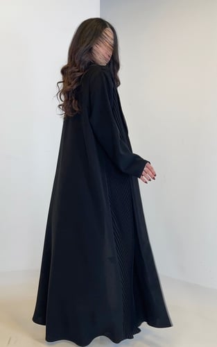 بليزر كريب أسود – قصة كلاسيكية بتفصيل جانبي أنيق