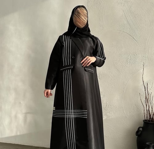 بليزر تفته كوبرا بقصة مستقيمة وخطوط هندسية أنيقة