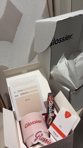 مجموعة Glossier بلسم الشفاه سكر وسبايس + كوب السما...