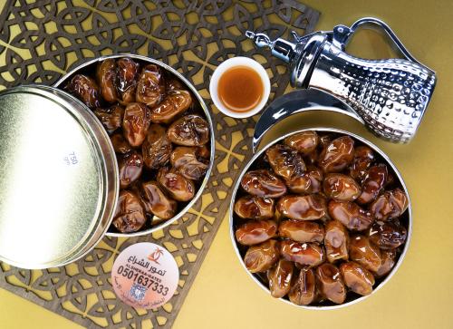 Dates with almonds, metal box, 1,500 grams, from A...