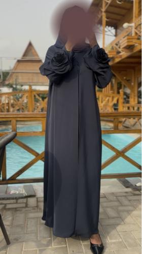 عباية كحلي غامق ورد على الاكمام