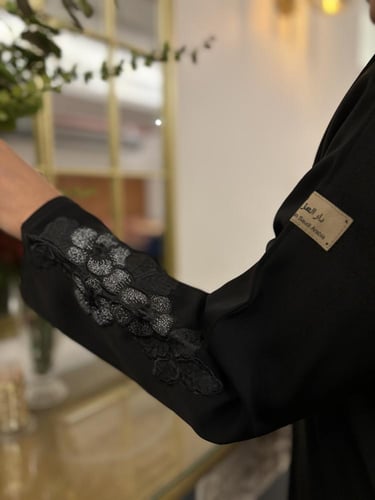 عباية بأكمام مزينة بالورود