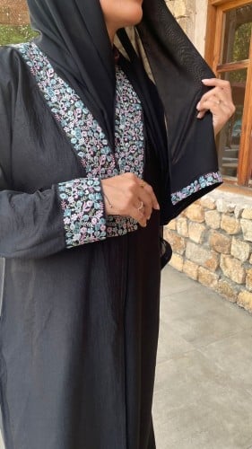 عباية حرير بتطريز مميز
