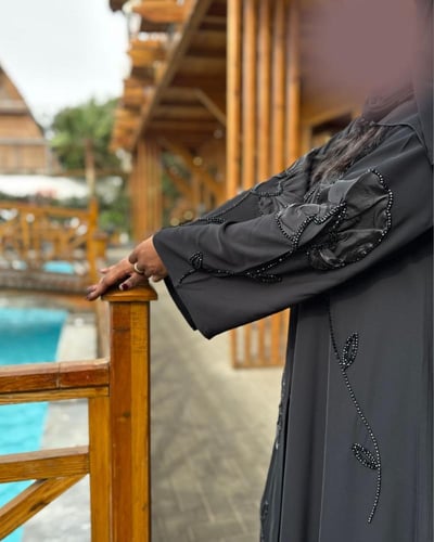 عباية سوداء بتطريز ورود