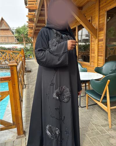 عباية سوداء بتطريز ورود