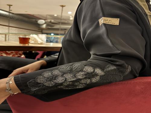 عباية بأكمام مزينة بالورود