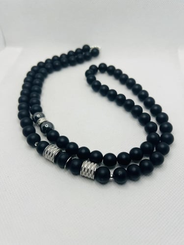 عقد طويل اسود من الأونيكس