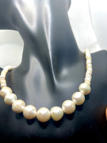 عقد من الؤلؤ الطبيعي