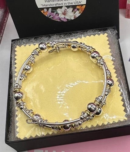 سوارة لولبية مع حجّر الهاوليت