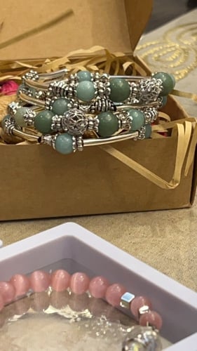 أسورة أحجار كريمة و فضيات