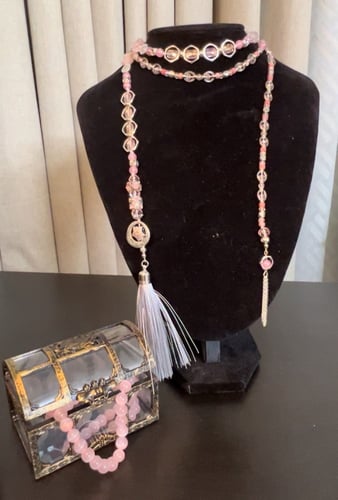 عقد طويل يلبس بأكثر من طريقة