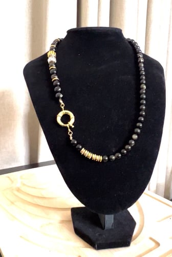 عقد اسود من خرز العقيق مقاس 8 mm ومقاس 10 mm مطعم...