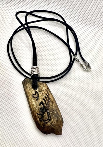 قطعة خشب العود الطبيعي محفور بالإسم يدويا