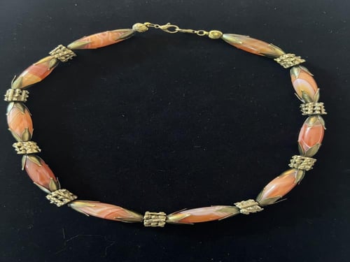 عقد من العقيق البوتسواني