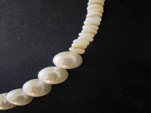 عقد من الؤلؤ الطبيعي