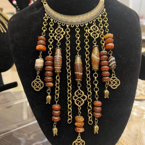 عقد برونزي بالعقيق