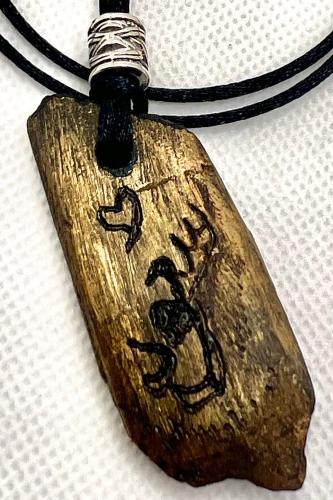 قطعة خشب العود الطبيعي محفور بالإسم يدويا