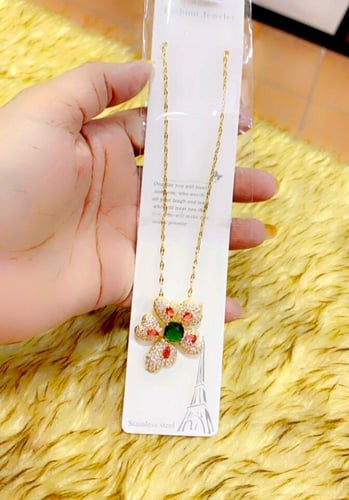 قلادة زهرة الألماس