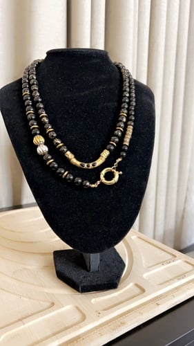 عقد من خرز العقيق الأسود مقاس mm8 يتوسطه قلادة مطل...