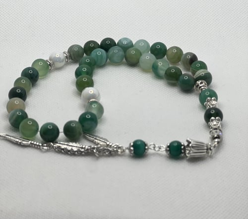 مسبحة من العقيق باللون الأخضر والأبيض مقاس 10 mm