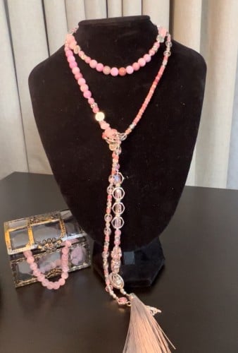 عقد طويل يلبس بأكثر من طريقة