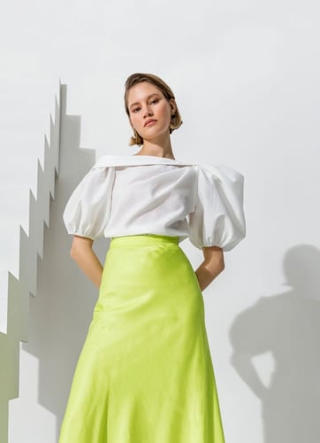 بلوزة بيضاء