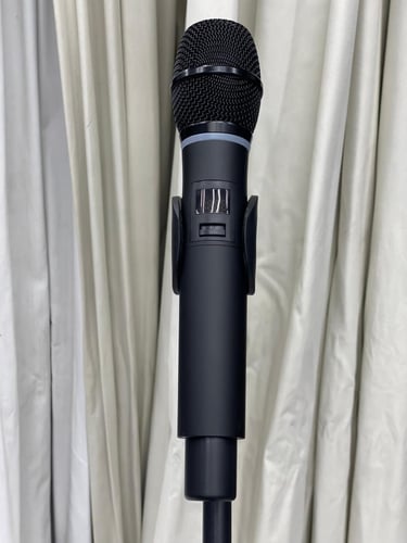 مايكروفون لاسلكي احترافي UHF مع مستقبل جاك 6.3 مم...